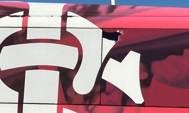 Internacional se manifesta após ônibus do time ser atingido por pedrada