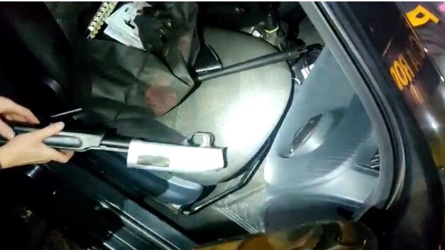 PRF intercepta carro transportando arsenal e drogas na Freeway