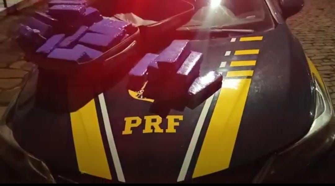 Casal é preso com 25 quilos de maconha em ônibus