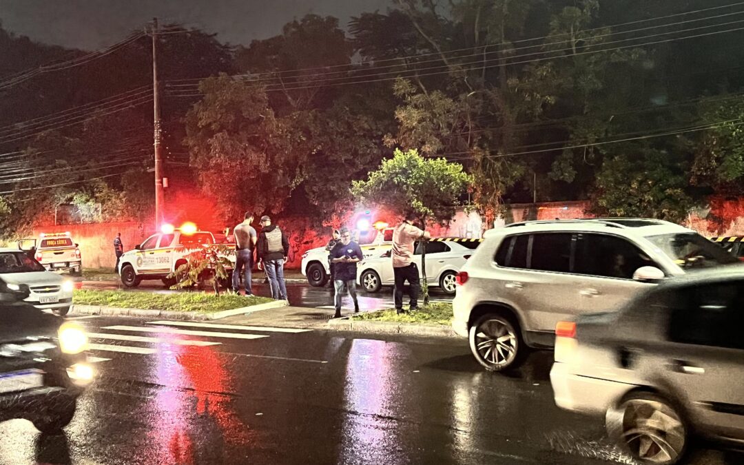 Atentado termina em perseguição, criminosos mortos e policial ferido na Zona Sul da Capital