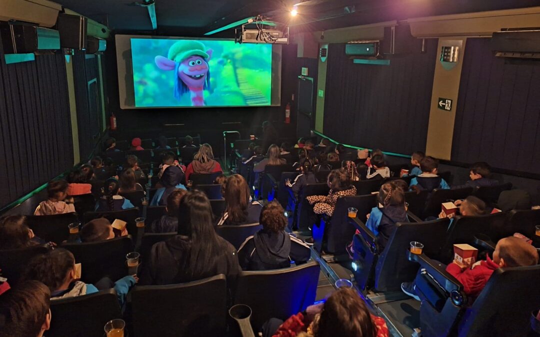 Cinema itinerante leva cultura e entretenimento a estudantes em Gravataí