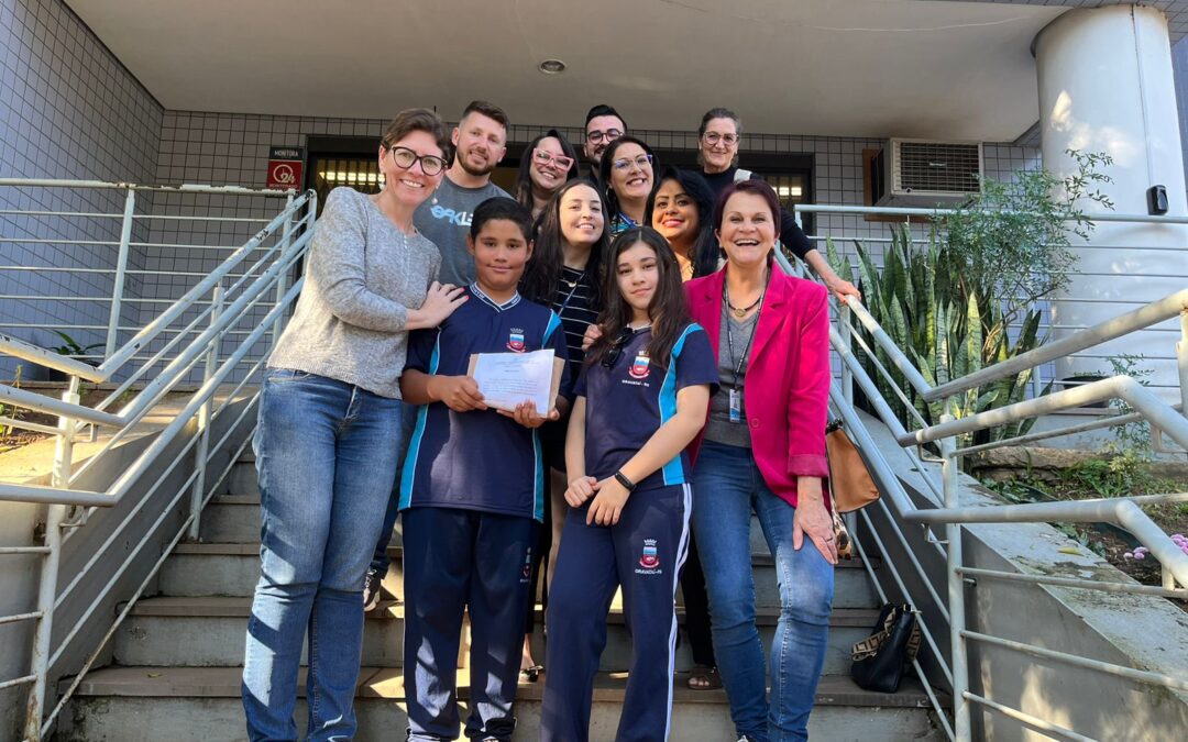 MP e Prefeitura de Gravataí entregam celulares para a escola Santa Madalena