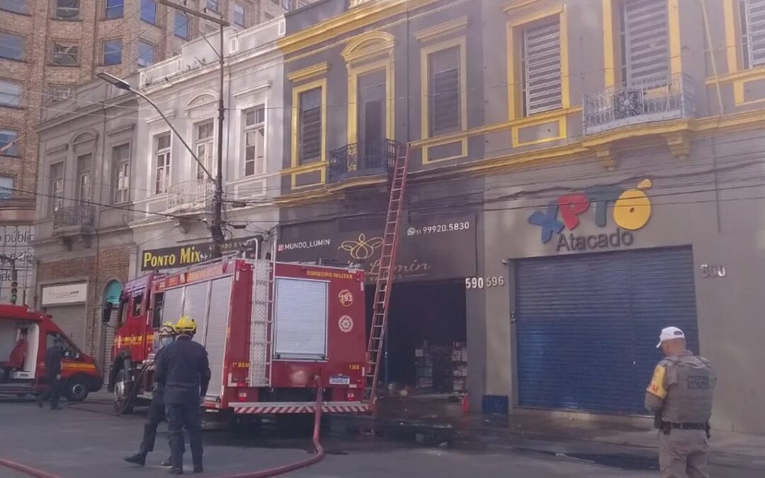 Incêndio atinge loja no Centro de Porto Alegre