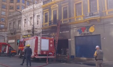 Incêndio atinge loja no Centro de Porto Alegre