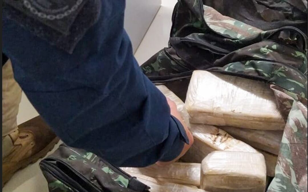 Mulher é presa com mais de seis milhões de reais em pasta base de cocaína