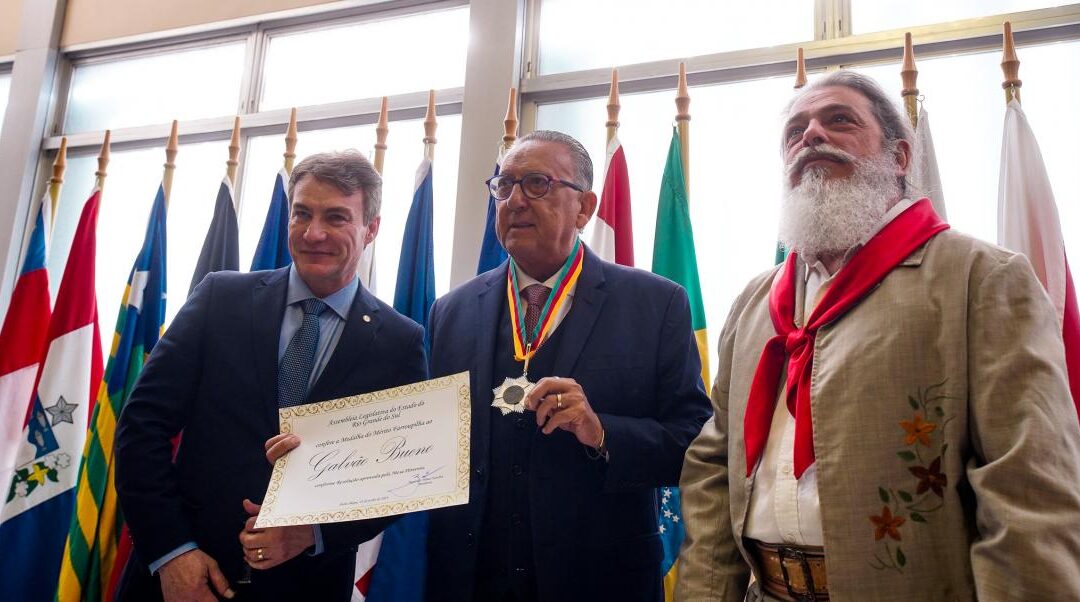 Homenagem: Galvão Bueno recebe Medalha do Mérito Farroupilha