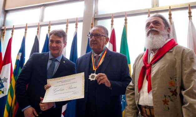 Homenagem: Galvão Bueno recebe Medalha do Mérito Farroupilha