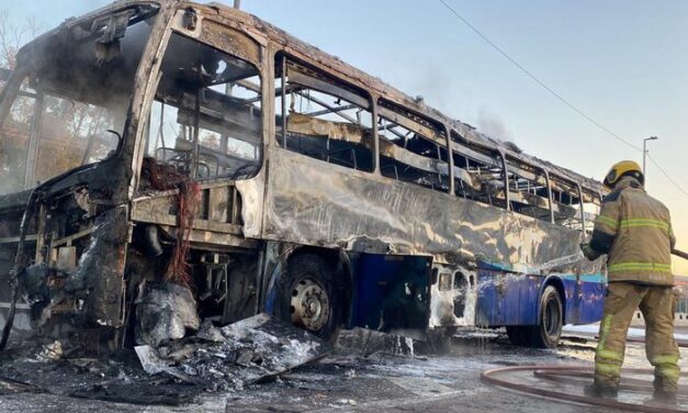 Ônibus com sete passageiros é destruído após incêndio na freeway, em Porto Alegre