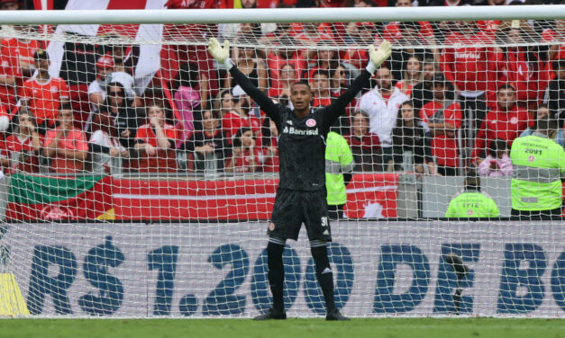Devido à clausula no contrato, John não fica à disposição contra o Santos; Keiller retorna