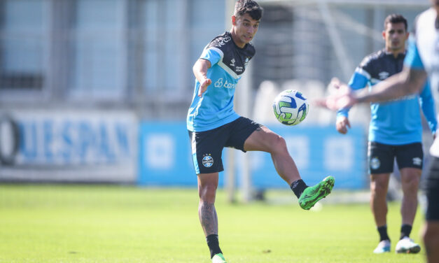 Ferreira volta a trabalhar com bola em treinamento do Grêmio