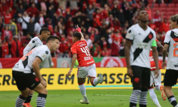 John brilha, evita o empate e Internacional vence o Vasco no Beira-Rio