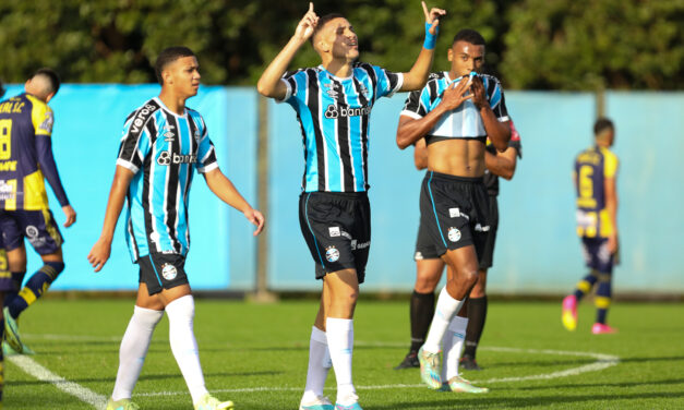 Autor de dois gols, João Ramos exalta grupo do Grêmio após estreia com vitória na Copa FGF: “experiência nova”