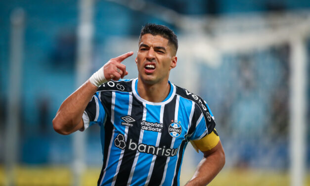 Suárez marca gol e ironiza rumores sobre aposentadoria