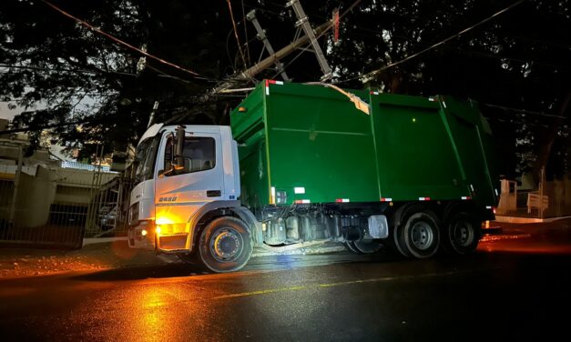 Caminhão de lixo sem placa derruba poste e rompe fiação da CEEE Equatorial na capital