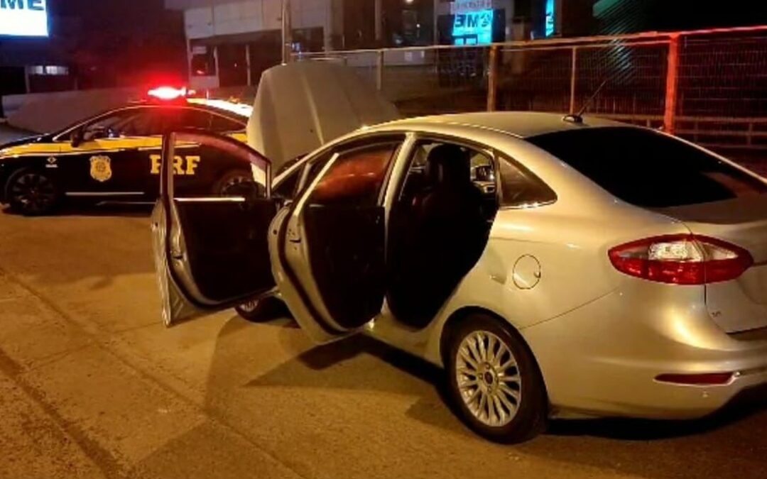 Polícia Rodoviária Federal recupera carro roubado em Farroupilha.