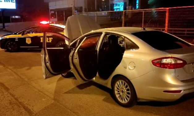 Polícia Rodoviária Federal recupera carro roubado em Farroupilha.