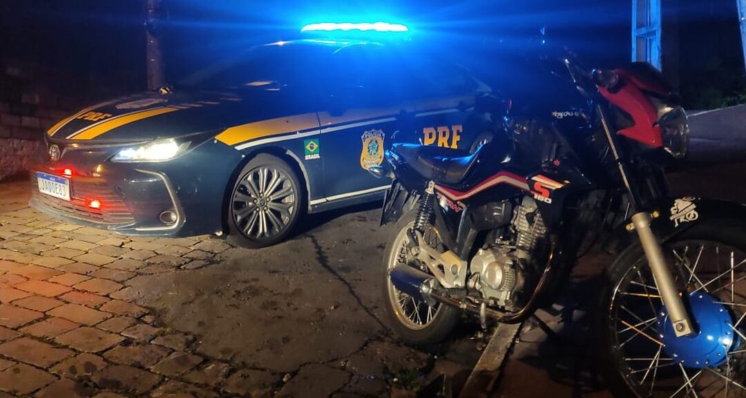 Perseguição acaba em apreensão de moto com motor furtado e placa falsa; motoqueiro foi preso