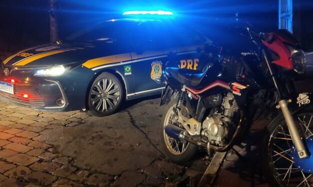 Perseguição acaba em apreensão de moto com motor furtado e placa falsa; motoqueiro foi preso