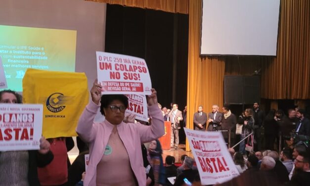 Presidente do IPE sai vaiado e com gritos de “mentiroso” de audiência pública