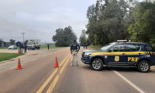 Acidente com caminhão carregado de explosivos interrompe tráfego na BR-290