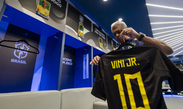 Seleção brasileira entra em campo com camisa preta em solidariedade à Vini Jr.