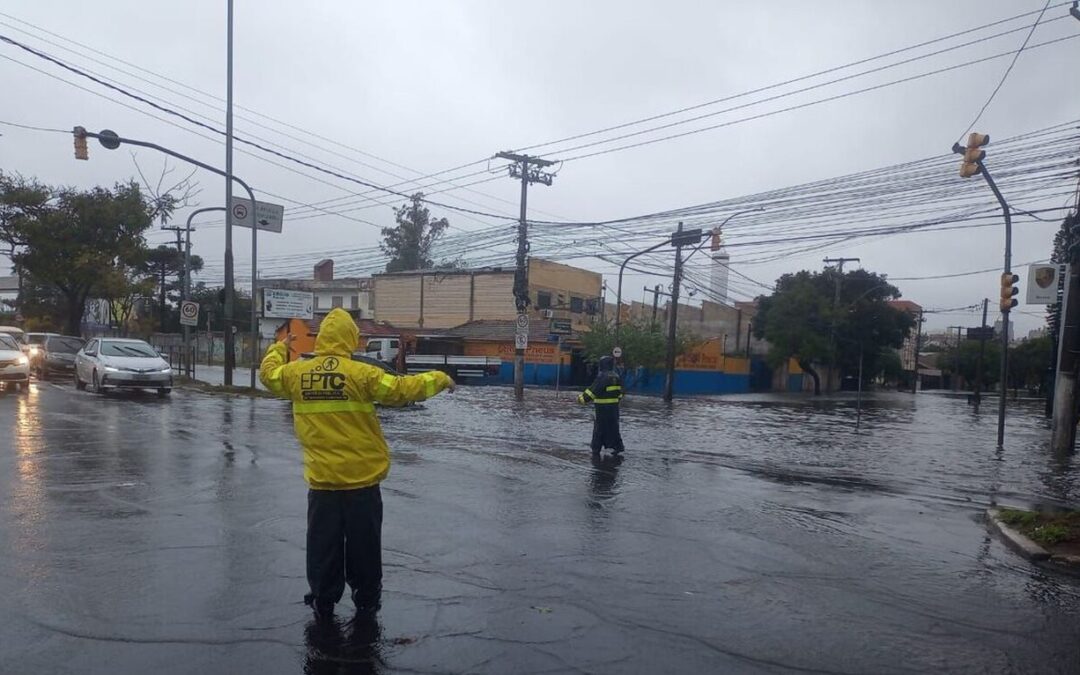 Após passagem de ciclone extratropical no Rio Grande do Sul, autoridades se mobilizam para minimizar danos