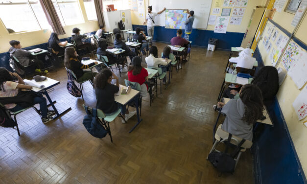 Projeto proíbe escolas de divulgar conteúdos obscenos a crianças e adolescentes
