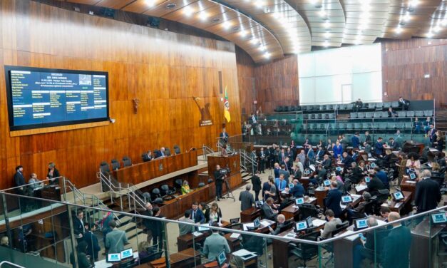 Plenário deve retomar votação da PEC dos símbolos do Estado nesta terça-feira