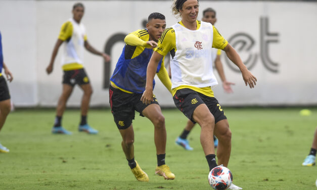 David Luiz, do Flamengo, tem dores no joelho e fica de fora do 1º jogo das semifinais