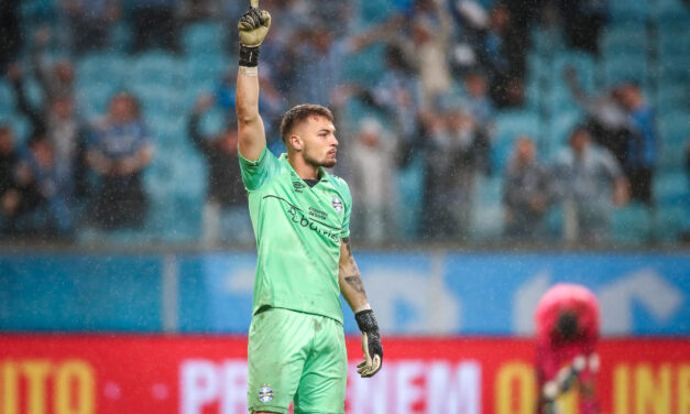 Grando brilha, defende dois pênaltis e Grêmio avança para as semifinais da Copa do Brasil