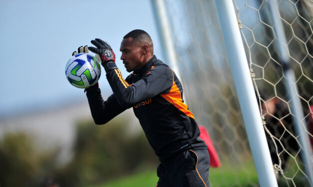 Deve perder espaço para Rochet? John levou apenas 5 gols em 9 jogos pelo Brasileirão