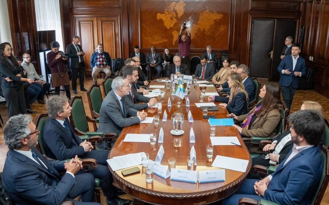 Leite se reúne com presidente argentino Alberto Fernández para discutir gasoduto de Vaca Muerta e temas de integração