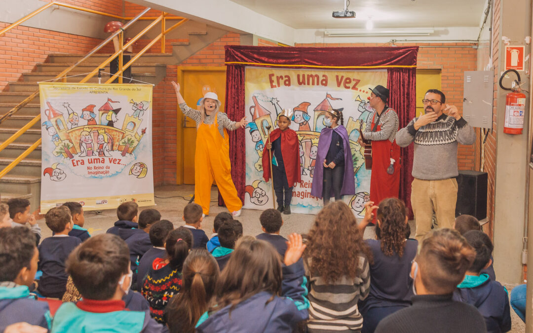 Canoas: alunos participam de contação de histórias em Libras