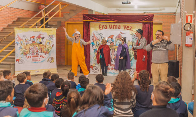 Canoas: alunos participam de contação de histórias em Libras