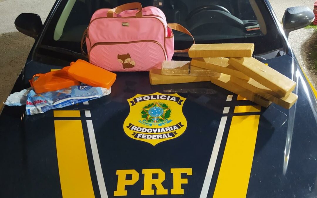 Mãe é presa com drogas na mochila de bebê