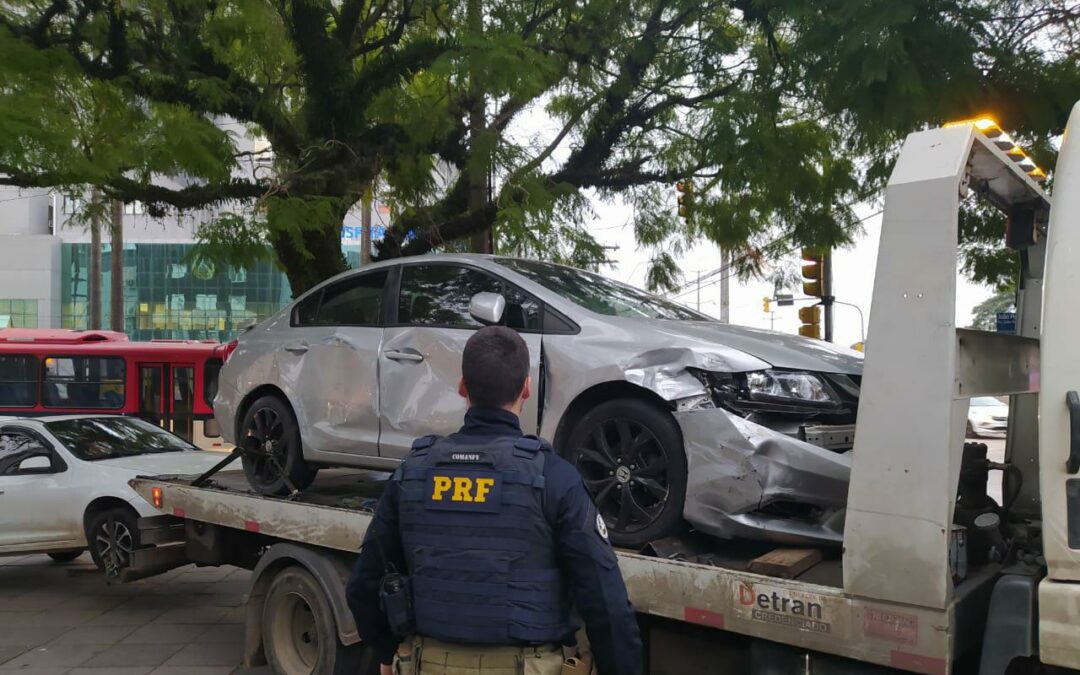 Após perseguição, dois homens são presos com carro roubado em Canoas