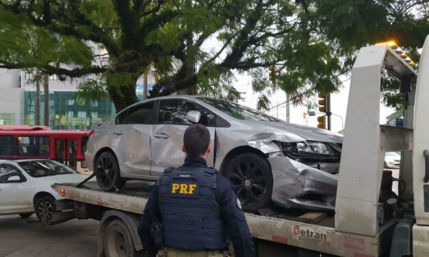 Após perseguição, dois homens são presos com carro roubado em Canoas