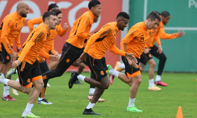 Inter faz penúltimo treino em Porto Alegre antes de viagem para enfrentar o Fluminense