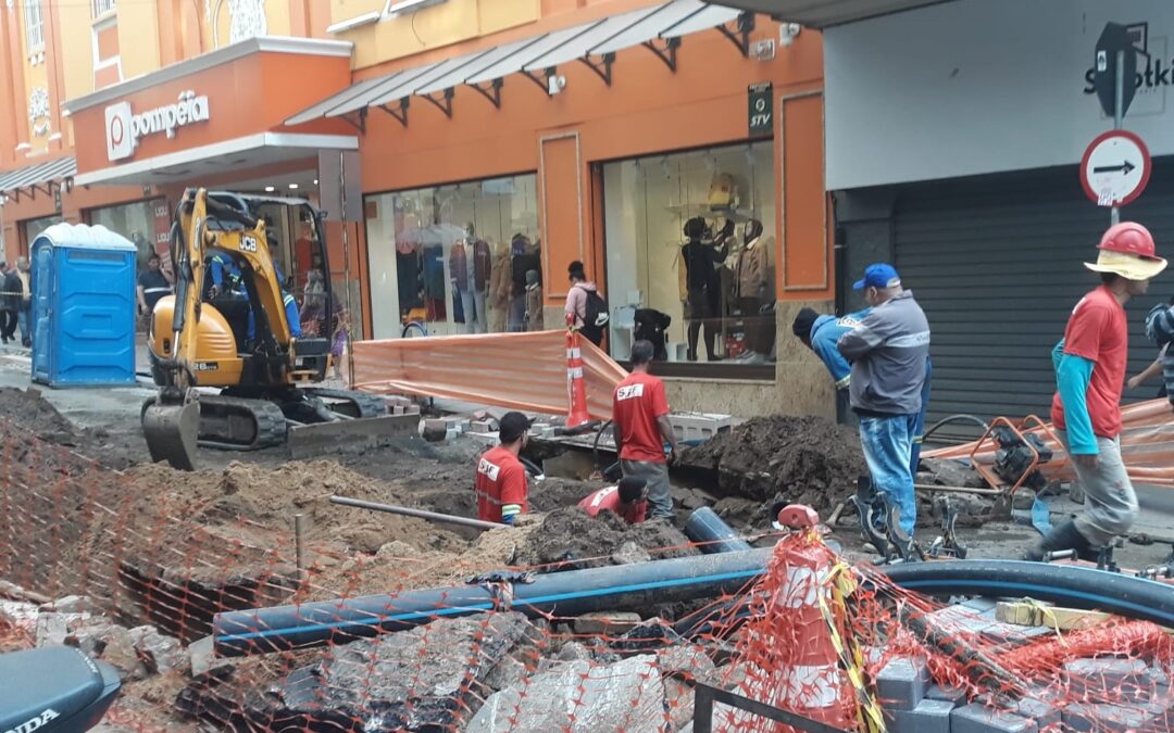 Atraso nas obras no Centro provoca reclamações de comerciantes