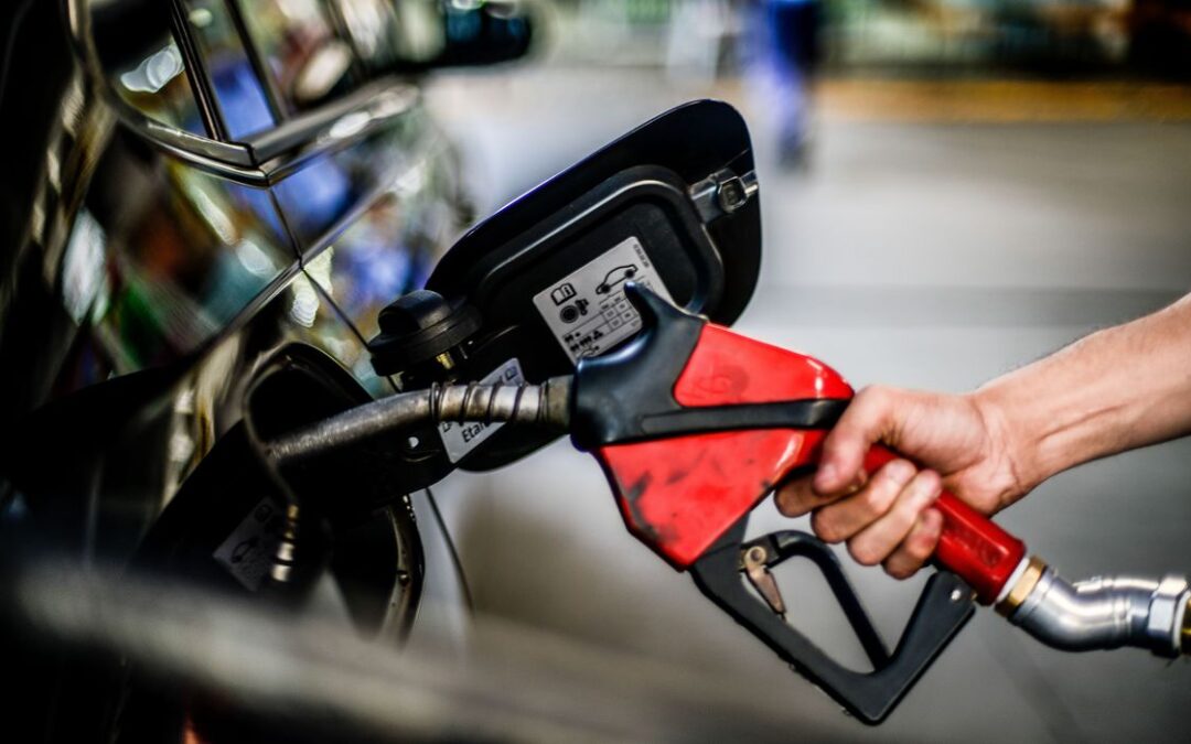 Preços da gasolina e do diesel registram pequena queda nos postos do Brasil