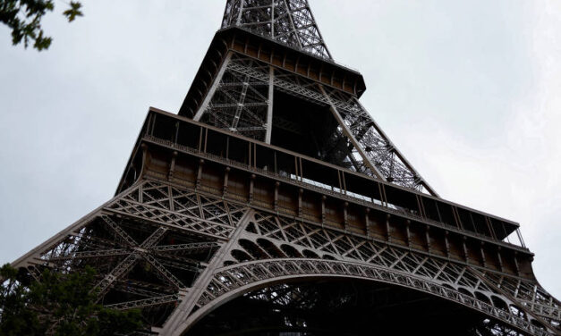 Alerta de bomba esvazia temporariamente a Torre Eiffel em Paris