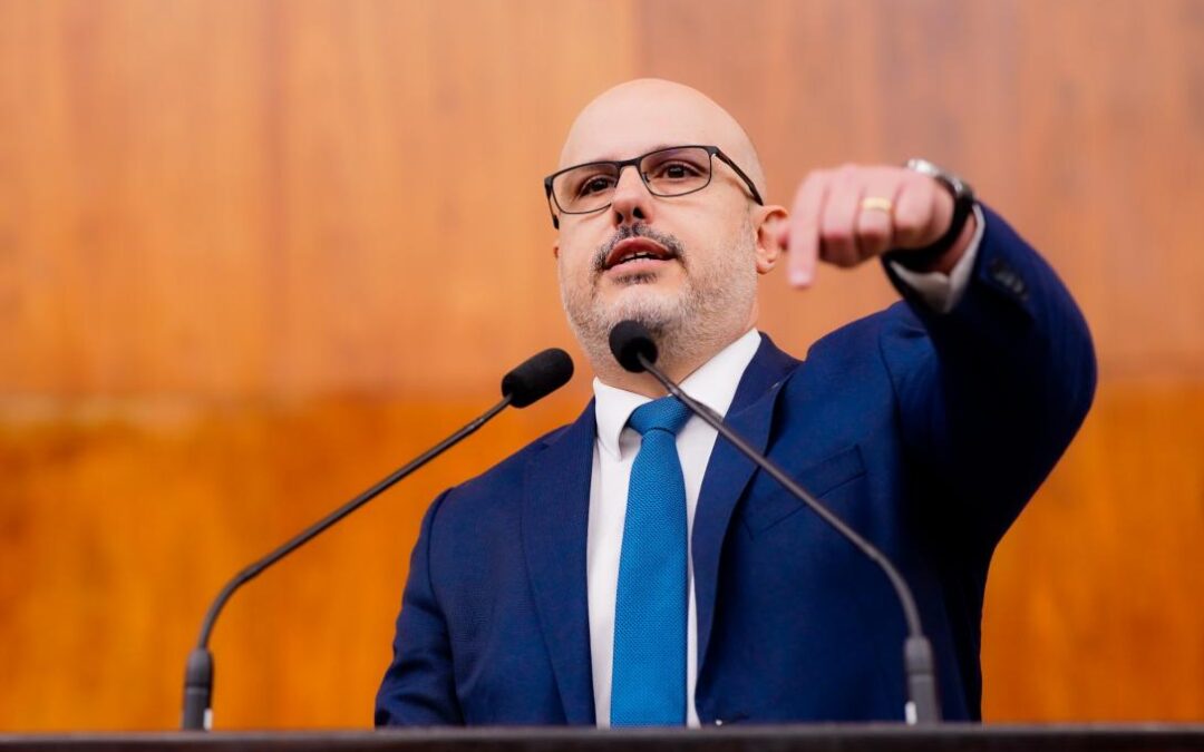 Deputado propõe projeto de lei para ampliar acesso a óculos-lupa e armações em farmácias