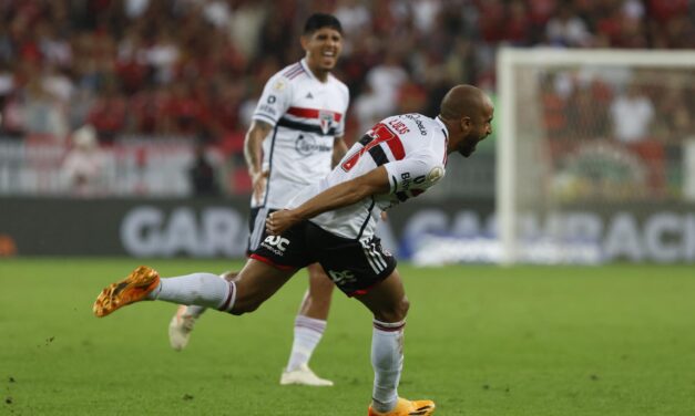 Antes de enfrentar o Grêmio, Flamengo arranca empate com o São Paulo nos acréscimos e torcida protesta