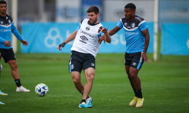Reapresentação do Grêmio é marcada por longa conversa e ausência de laterais