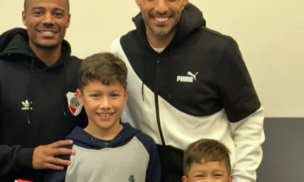 Antes de encarar o Inter, jogador do River Plate recebe visita de Luis Suárez