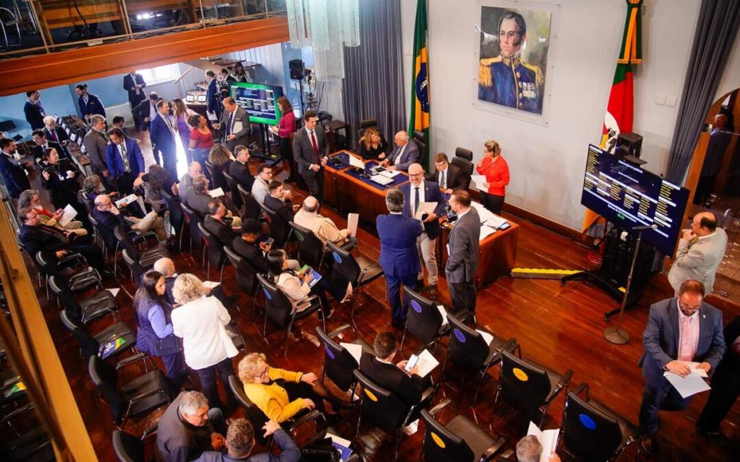 Deputados aprovam projeto de contratação em clima tenso