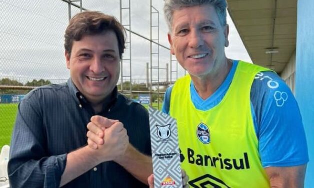 Renato recebe troféu de melhor treinador de junho do Campeonato Brasileiro