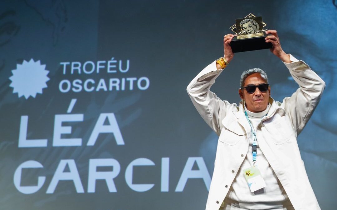 Filho de Léa Garcia, recebe troféu em homenagem à mãe