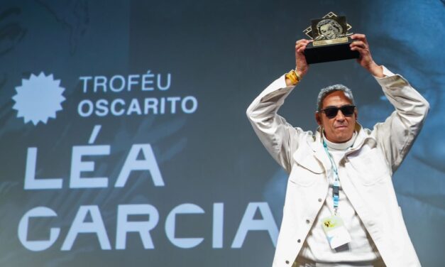 Filho de Léa Garcia, recebe troféu em homenagem à mãe