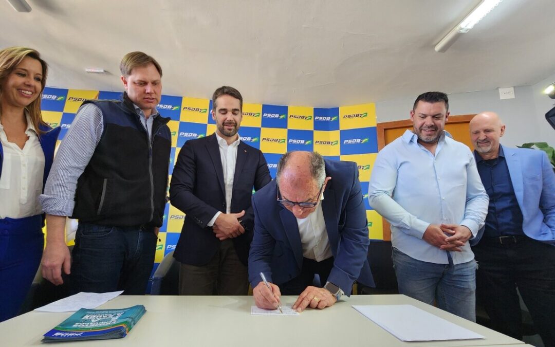 Ao lado de Eduardo Leite, prefeito de Gravataí, Luiz Zaffalon, assina filiação ao PSDB